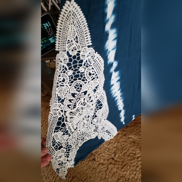 Loralette dress with lace - Picture 2 of 3